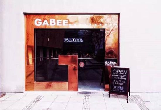 GABEE。