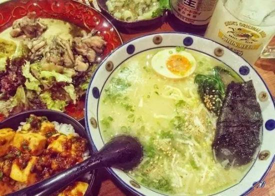 温暖的鸡汤拉面