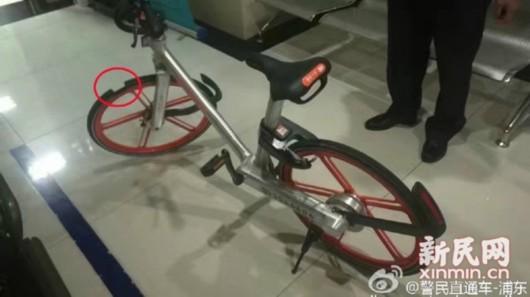为证摩拜单车实心胎 无聊男子深夜路边割轮胎