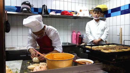 阿大葱油饼复活:对阿大公平 对别人未必公平