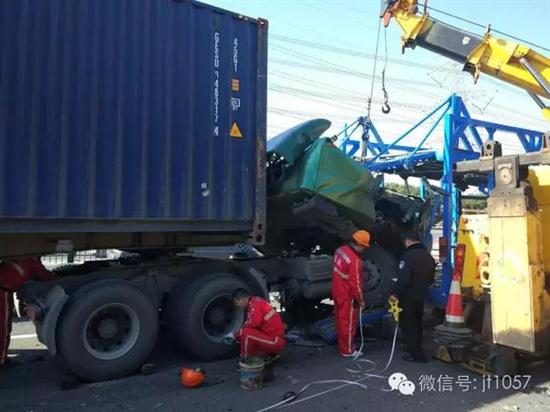 上海外环高速路3车追尾 钢板直插驾驶室致驾驶