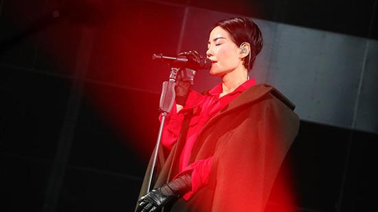 王菲开唱2小时未吐一字:直播还原现场幻灭天籁_新浪上海_新浪网