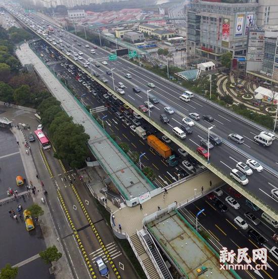 图说:莲花路连廊基本成型。 新民晚报记者 陈梦泽 摄