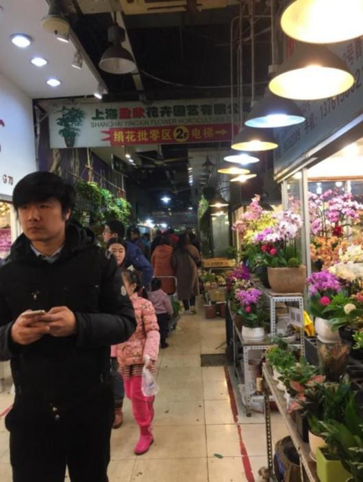 图说:买花的人络绎不绝。