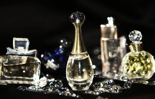 浦东警方捣毁一假冒品牌香水窝点 涉案金额达