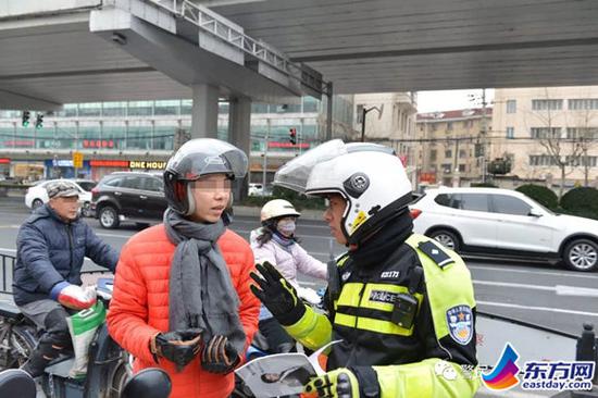 图片说明:徐汇警方正在针对“送快递、送快餐”等非机动车交通违法行为开展集中整治行动。(警方供图)