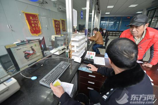 3月起临牌非机动车禁止上路 上牌点人数爆发式