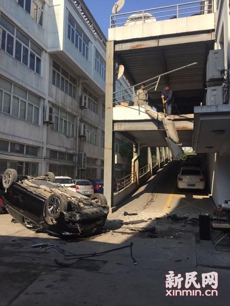 沪荣威4s店一待修车冲出2楼坠地 店家:关你什