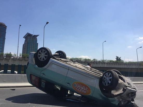 图说:延安路高架一辆出去车翻车,四轮朝天。网友图
