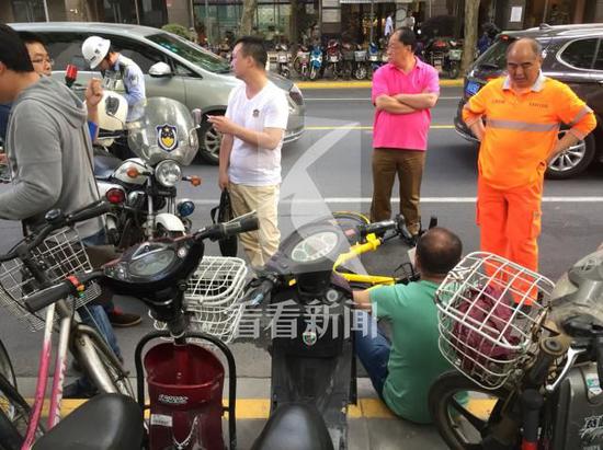 f240018eca1a0220f11b2e8a2764a67a.jpg 目前,交警和120已经抵达现场,事故正在进一步调查处理中。