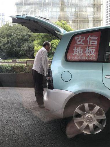 4a70a3d3813563c51383fb234b95f681.jpg 撒完尿后,地上留下一大摊尿渍,还有泡沫,估计已经憋了很久。撒好尿,这位司机一路小跑、身轻如燕、上车开走了。