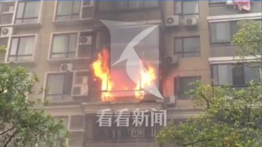 松江民宅着火房内冒出熊熊大火 一女子被困