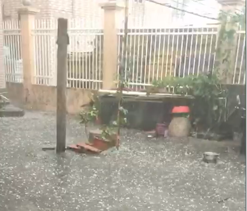 浦东发布冰雹橙色预警 川沙地区冰雹似硬币大