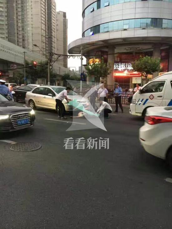 0d894ed42feb700627a12a92b027958b.jpg 而据目击者介绍:事故可能与两辆车辆有关,目前责任认定尚在调查中。而不幸身亡的妇女今年58岁,上海人。