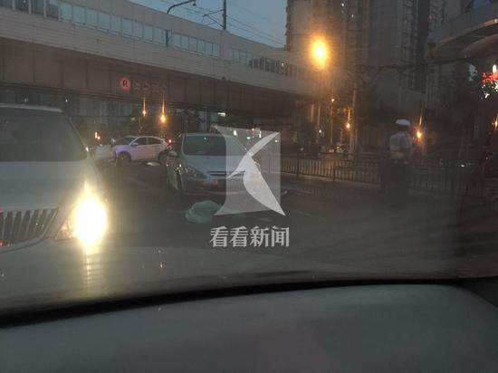 06d1f1de924d20bc36ab356193153d1e.jpg 不幸的是,120急救人员在接报后赶赴现场,发现这名中年妇女已经不幸死亡。