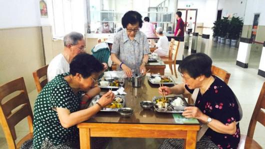 即便在嘉兴住了7年,85岁的程陆飞(化名)有时还必须回上海——求医问药。