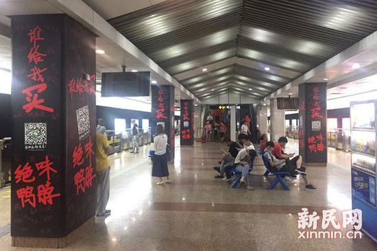 图说:地铁吴江路站2号线站台内的广告。