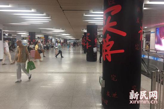图说:8号线站厅内的广告。