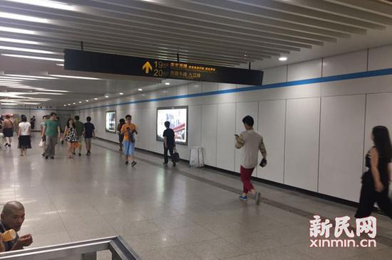 图说:8号线站厅内的广告也都没了踪影。