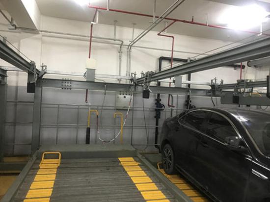 ■从高空坠地的轿车。摄影 张硕