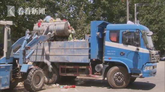 松江一马路成露天垃圾场 周边小区频遭恶臭侵