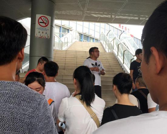 记者暗访招工骗局:多人流水线般行骗 一天百余