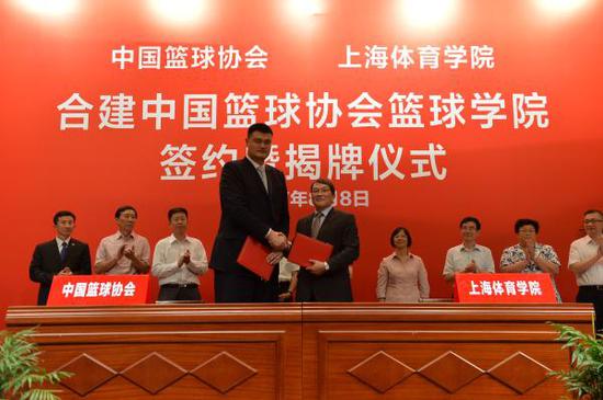 8月8日,中国篮球协会与上海体育学院合建的中国篮球协会篮球学院宣告成立。 刘晓晶 摄