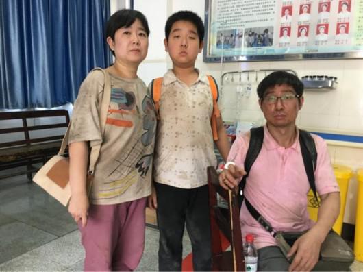 来自上海的韩圣彪和妻子、儿子