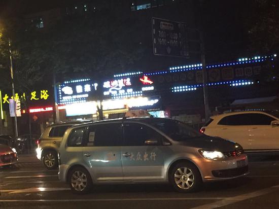 徐小姐与丈夫吃烧烤的“狼来了碳烤羊腿”店。 本文图片均为徐小姐提供