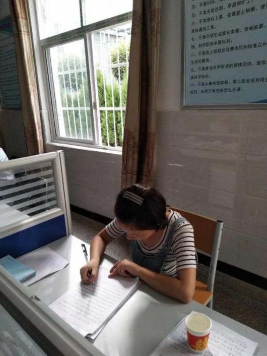 12日上午,王佳鑫受邀给初中学弟学妹作报告,正在写演讲稿。受访者供图