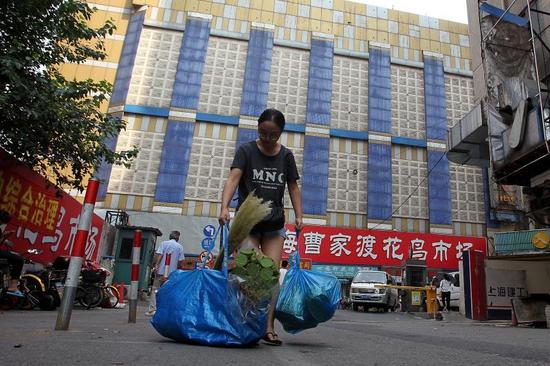 许多花店的店主喜欢从曹家渡花市批发。