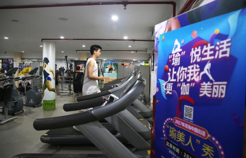 保屯路上,防空洞改造的市民健身房。蔡维帅摄