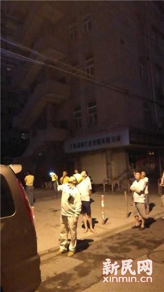 图片说明:抢修人员进行现场排查