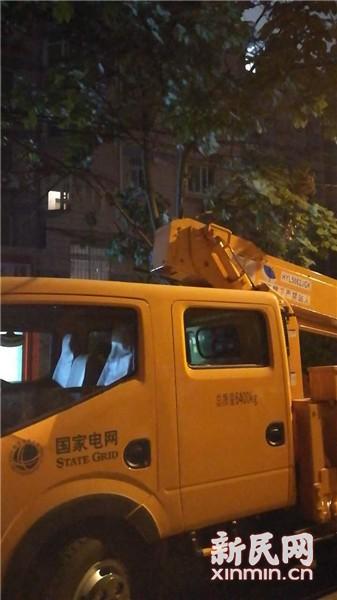 图片说明:电力公司抢修车抵达事发现场