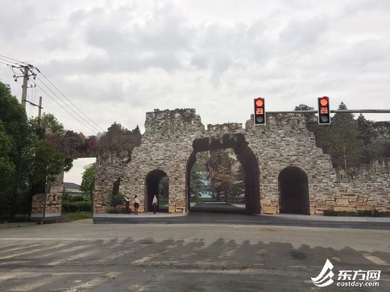 图片说明:路口这幅逼真的图像,远看似乎真的像立了座“城门洞”。