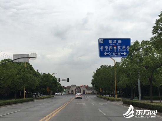 图片说明:三新北路上的路牌显示,此处前方是断头路
