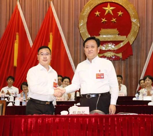 图片说明:程向民(右)向陈宇剑表示祝贺