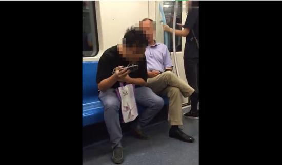 上海爷叔地铁上劝阻男子吐痰 本人系国企总经理