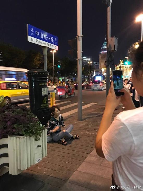 与邮筒合影的粉丝。 微博网友@郑小丫-salin 供图