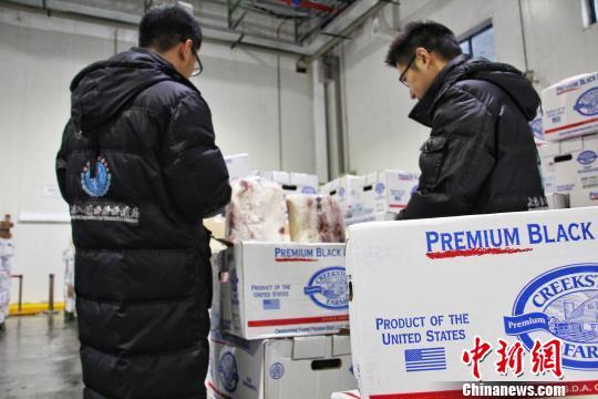 中国首批海运冰鲜美国牛肉从外高桥口岸顺利入境,重15.1吨,金额30余万美元。芊烨摄