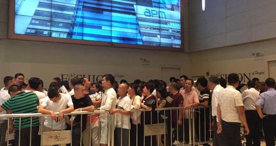 9月6日上午,上海网红蛋糕店Lady M重开,超三百人前来排队。 澎湃新闻记者 陈逸欣 图