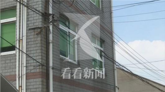 据同事介绍,嫌疑人与死者疑为恋爱关系,此次事件也是因恋爱纠纷引发。
