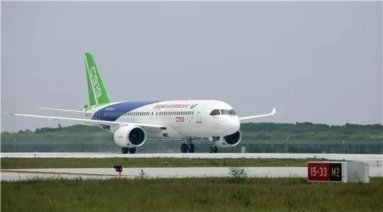 C919大型客机顺利完成了中高速直线滑行、正常刹车、应急刹车、备份刹车和刹车系统防滑试验等多个试验点。