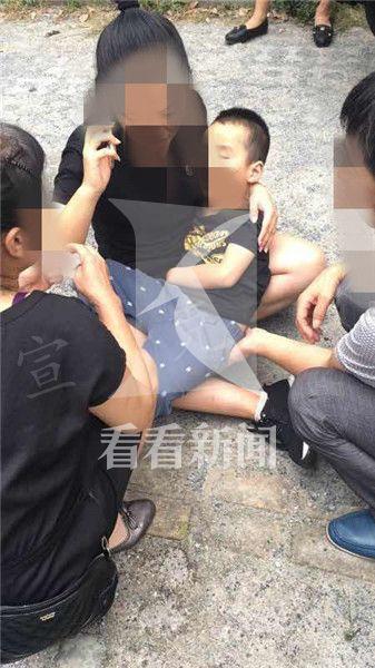 据了解,该男童今年五岁,老家在江苏。最早发现男童的常先生告诉记者,当天路过该处时,发现男童躺在草丛里已经没有声息了。