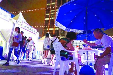 以“国际消费城市——新消费、潮生活、夜上海”为主题的上海购物节,昨晚在上海环球港开幕。/晨报记者朱影影