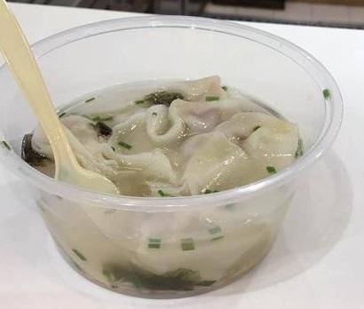 图说:小馄饨的汤里漂着紫菜,而一只小蟑螂则“混迹其中”