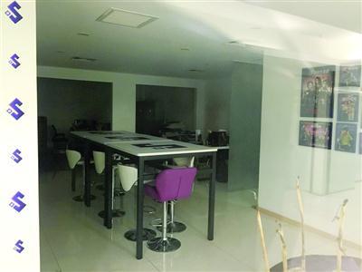 摩缫公司办公地点现在只剩下一些桌椅 /晨报记者 朱晓芳 实习生 陈丹丹