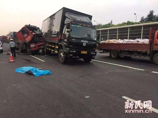 外环半挂车与顺丰快递车相撞 一名司机当场身