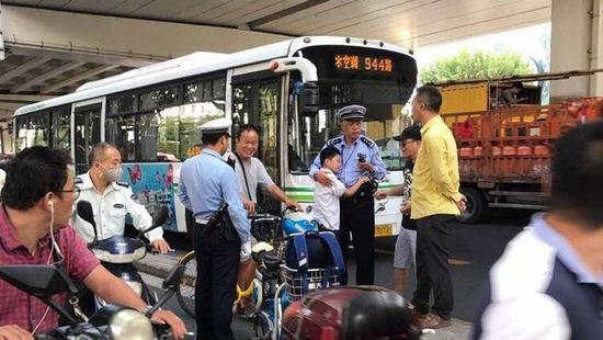 “你是小男子汉了,不要害怕,警察叔叔在这里。”