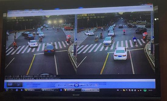 沪太路宜川路路口,这套新型“九合一”电子警察拍到机动车“左转不让直行”违法行为。澎湃新闻见习记者 李佳蔚 图